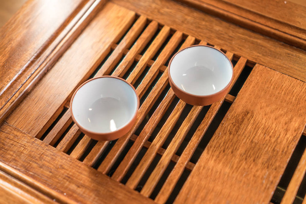 Chinese tea service on a wooden bamboo table - Foto, afbeelding