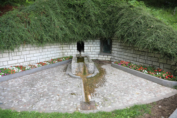 Fontaine antique dans le nord de l'Italie appelée Fontana dei Noci
 - Photo, image