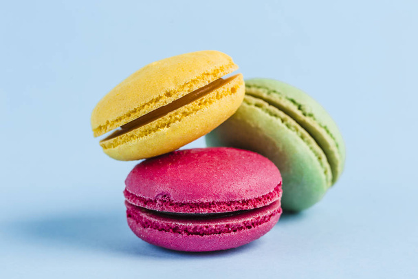 Colorful macaroons on a blue background, close-up, Flatley with  - 写真・画像