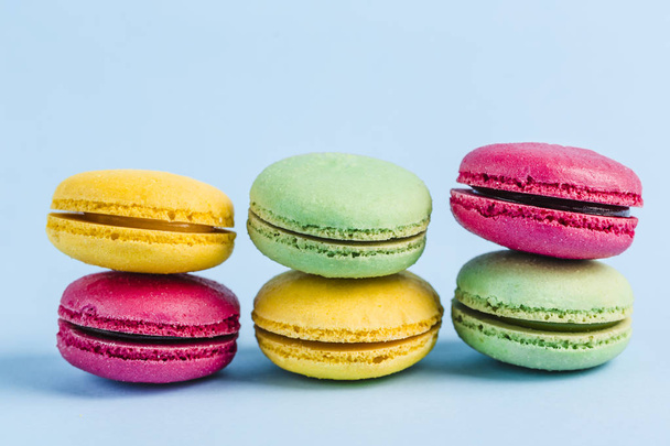 Colorful macaroons on a blue background, close-up, Flatley with  - Foto, Imagen