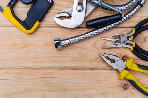 Noodzakelijke set van tools voor loodgieters op houten achtergrond - Foto, afbeelding
