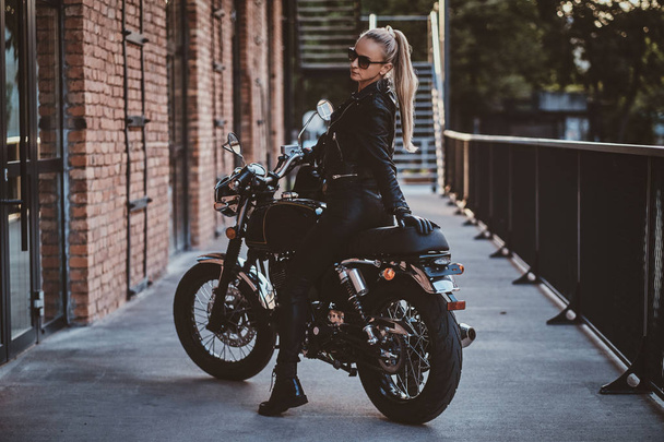 Πορτρέτο του πανέμορφου ξανθό μοτοσικλετιστή σε δερμάτινα ρούχα - Φωτογραφία, εικόνα