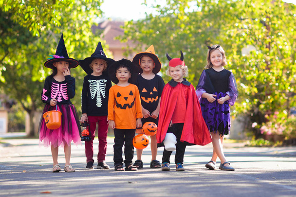 Trucs ou friandises. Halloween amusant pour les enfants
. - Photo, image