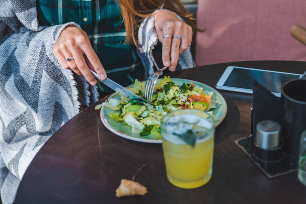 mulher no café comer salada mãos fechar-se sem rosto
 - Foto, Imagem