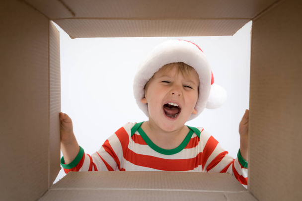 Surprised child unpack Christmas gift box - Фото, зображення