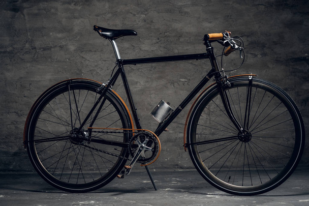 Μαύρο ρετρό ποδήλατο στην αποθήκη - Φωτογραφία, εικόνα