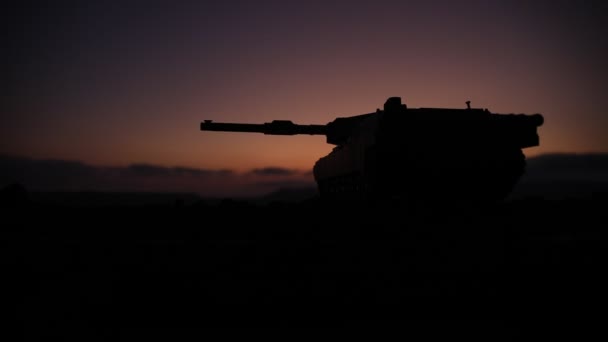 War concept. Militaire silhouetten vechten scène op oorlog mist hemel achtergrond, Wereldoorlog Duitse tanks silhouetten onder bewolkte skyline 's nachts. Aanvals scène. Gepantserde voertuigen en infanterie. - Video
