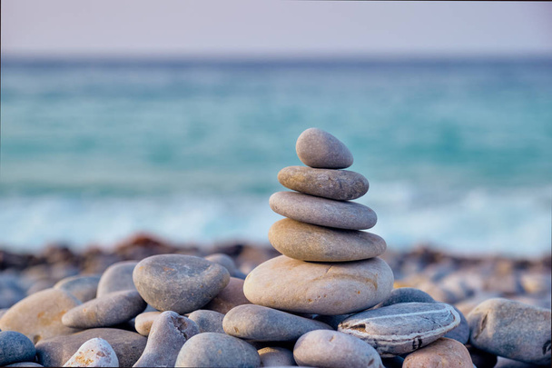 Zen tasapainoinen kiviä pino rannalla - Valokuva, kuva