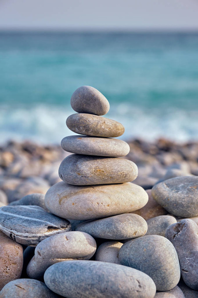 Zen tasapainoinen kiviä pino rannalla - Valokuva, kuva