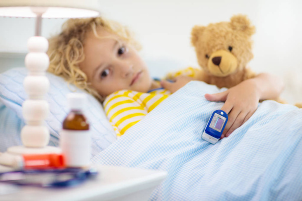 Pulse Oximeter. Zieke jongen met astma. Ziek kind. - Foto, afbeelding