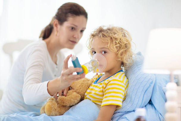 Niño enfermo con medicina para el asma. Niño enfermo.
. - Foto, Imagen