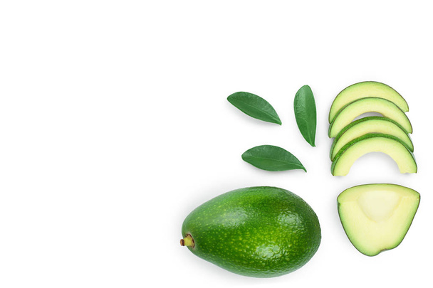 Avocado und Scheiben mit grünen Blättern auf weißem Hintergrund mit Kopierraum für Ihren Text verziert. Ansicht von oben. flache Lage - Foto, Bild