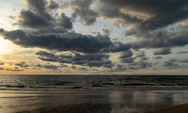 belle photographie avec coucher de soleil sur la mer, ciel magnifique et coloré
 - Photo, image