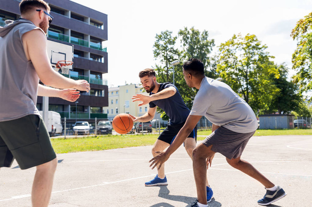 Skupina mužských přátel hrající pouliční basketbal - Fotografie, Obrázek