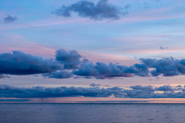 Gyönyörű fényképezés naplementével a tenger mellett, szép és színes ég - Fotó, kép