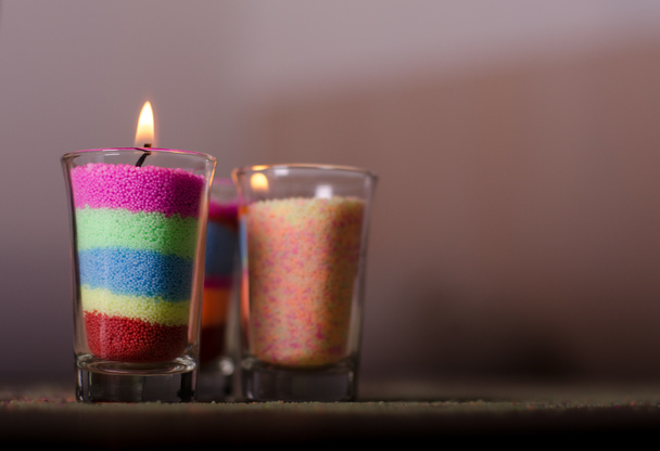 Bougies faites maison à partir de cire granulée colorée dans un verre
. - Photo, image