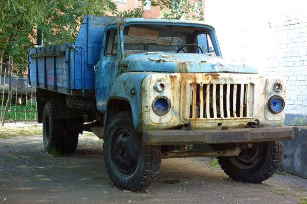 Ruosteinen ja pahoinpidelty GAZ 52, klassinen venäläinen kevyt kuorma-auto, edestä
 - Valokuva, kuva