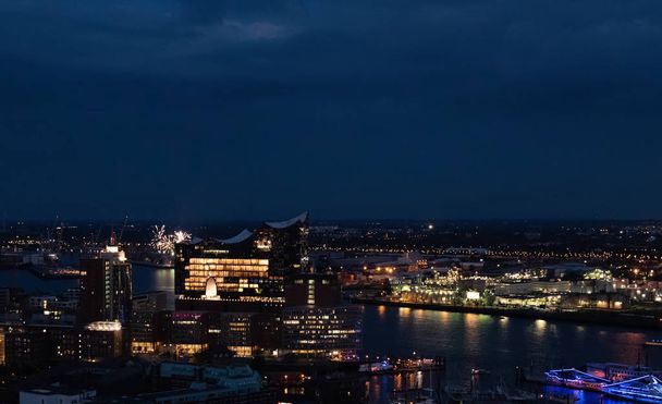 Vista do porto e da nova Elbphilharmony de Hamburgo à noite
 - Foto, Imagem