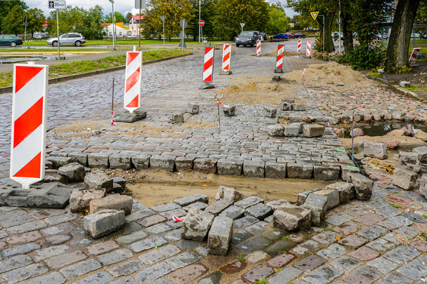 Nivellierung des historischen Granitpflasters an der Stadtstraße - Foto, Bild