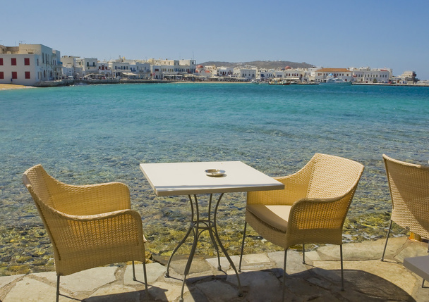 fonott szék cafeteria tengerhez közel - Fotó, kép