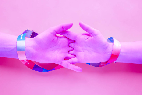 LMBT szerelem és barátság koncepció, szürreális kreatív lila szín - Fotó, kép