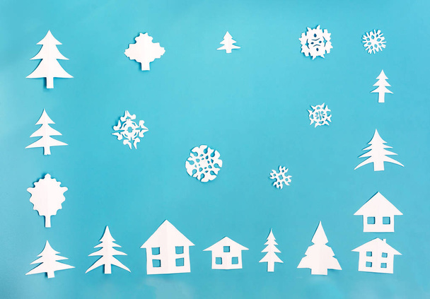 Figuras de papel blanco de casas, árboles de Navidad y copos de nieve
 - Foto, Imagen