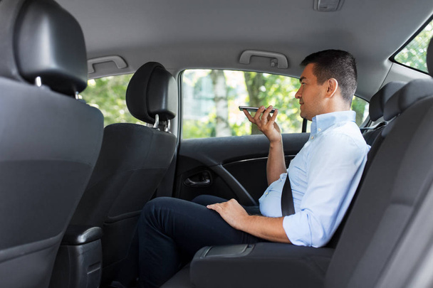 male passenger calling on smartphone in taxi car - Фото, зображення