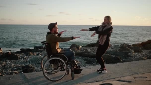 Kız ve onun devre dışı erkek arkadaşı Mutlu dans - Video, Çekim