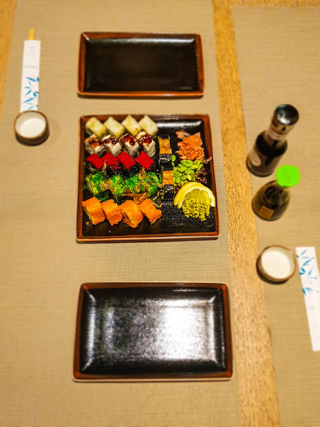 Gran juego de coloridos rollos de arroz de sushi de un restaurante japonés
 - Foto, imagen