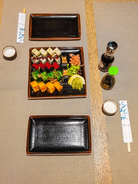 Grande conjunto de rolos de arroz sushi colorido rom um restaurante japonês
 - Foto, Imagem