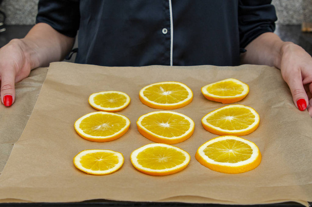 sliced rings of fresh juicy orange for drying - Фото, зображення