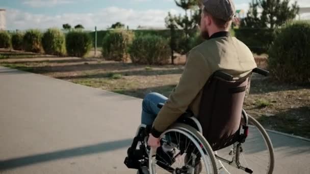 Hombre discapacitado a pie en la ciudad
 - Imágenes, Vídeo