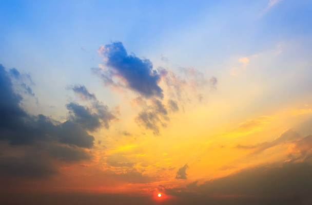 Природні захід сонця Схід сонця над полем або луг. - Фото, зображення