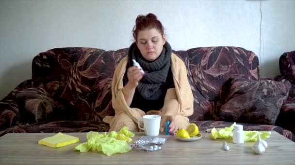 Krankes Mädchen benutzt in Zeitlupe Nasenspray gegen laufende Nase - Filmmaterial, Video