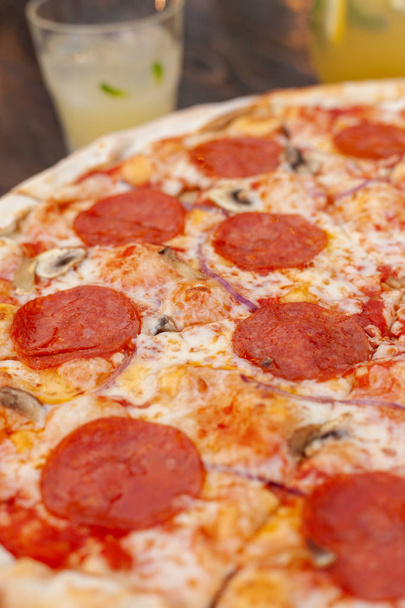 Lähikuva kuuma pepperoni pizza sulatettua juustoa ja sieniä
  - Valokuva, kuva