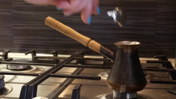 Processo di fabbricazione del caffè turco in rame cezve sopra la stufa a gas da mani femminili
 - Filmati, video