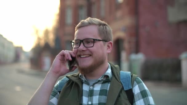 Ένας νέος, όμορφος Φινλανδός στο δρόμο, μιλάει συναισθηματικά στο τηλέφωνο. Ένας άντρας που μιλάει ευχαρίστως σε ένα κινητό. Ο νεαρός επιχειρηματίας λύνει θέματα τηλεφωνικά. Χαρούμενος νέος άντρας που μιλάει σε κινητό και χαμογελάει. Χαρούμενος άνθρωπος. Ασύρματη τεχνολογία.  - Πλάνα, βίντεο