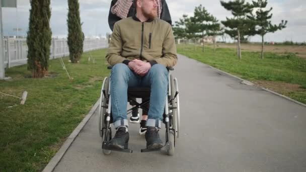 Paseo al aire libre con marido discapacitado
 - Imágenes, Vídeo