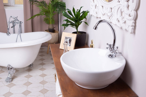 Белый интерьер ванной комнаты в винтажном стиле
 - Фото, изображение