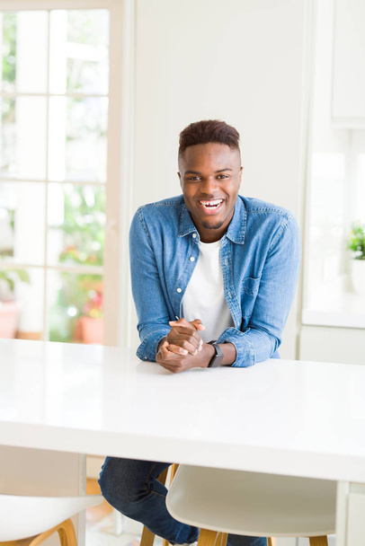 schöner afrikanischer junger Mann lächelt fröhlich mit einem breiten Lächeln im Gesicht - Foto, Bild