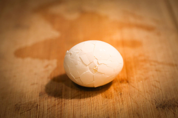 Bir doğrama tahtası üzerinde sert haşlanmış yumurta - Fotoğraf, Görsel