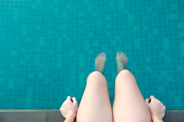 jambes de femme dans la piscine en vacances
  - Photo, image