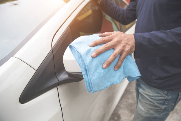 male hands cleaning car - Foto, afbeelding