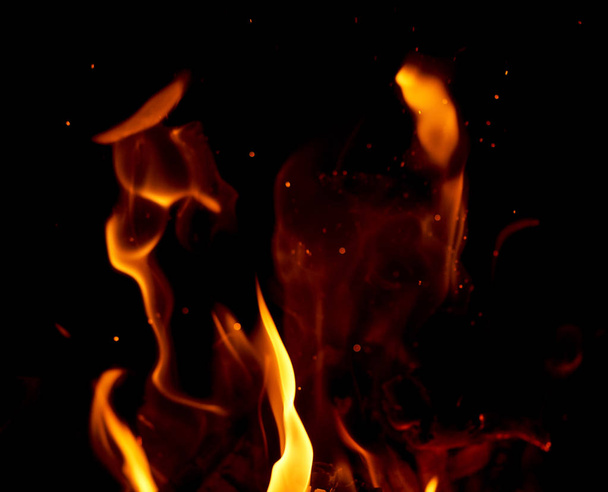 ярко оранжевый и желтый пламя с искрами, закрыть
 - Фото, изображение