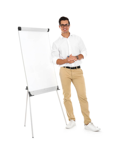 Профессиональный бизнес-тренер возле флип-чарта на белом фоне
 - Фото, изображение
