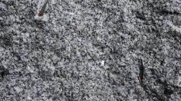 Гранітний камінь, фрагмент граніту на землі, ізольований на білому фоні - Кадри, відео