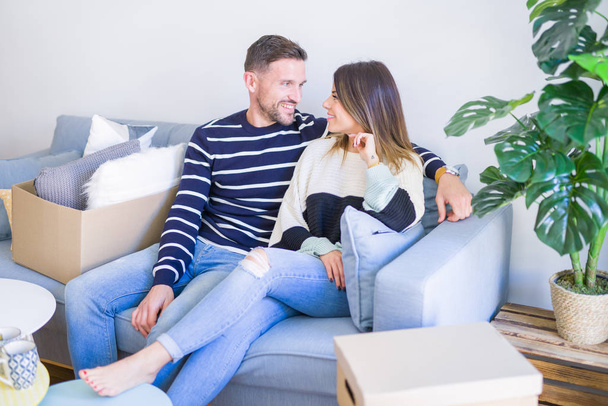 Glückliches Paar zieht in neue Wohnung  - Foto, Bild