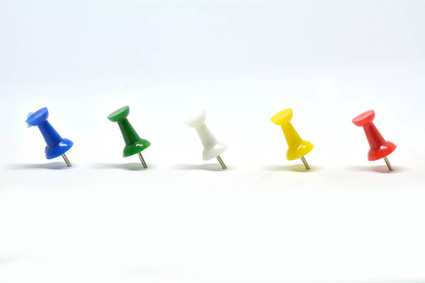 Push Pins, Pinos de pressão isolados elemento de design de várias cores
 - Foto, Imagem