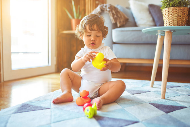 Belle tout-petit enfant fille jouer avec des jouets sur le tapis
 - Photo, image