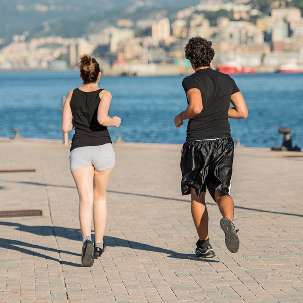 Paar joggen in de haven - Foto, afbeelding